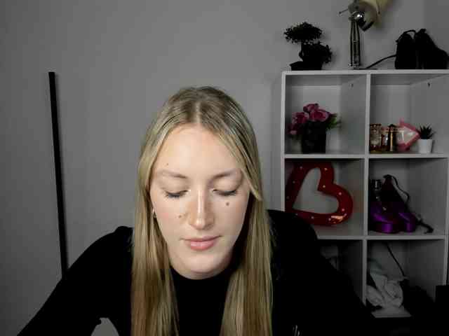 EvelynBlond26 webcam