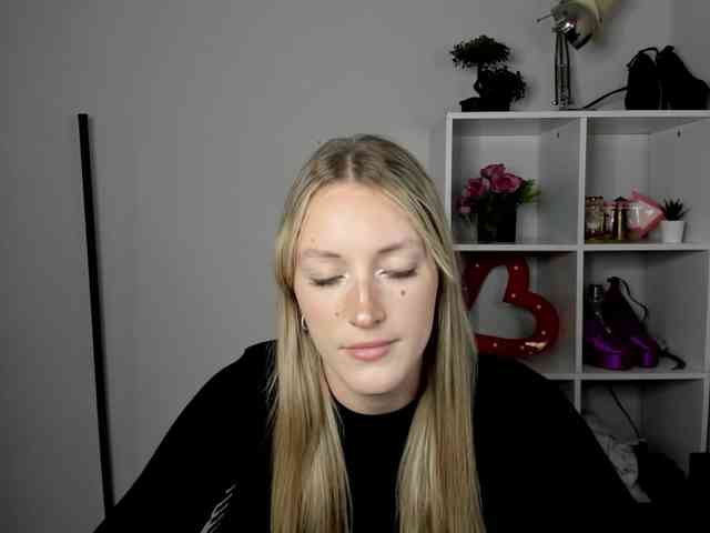EvelynBlond26 webcam