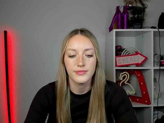 EvelynBlond26 webcam
