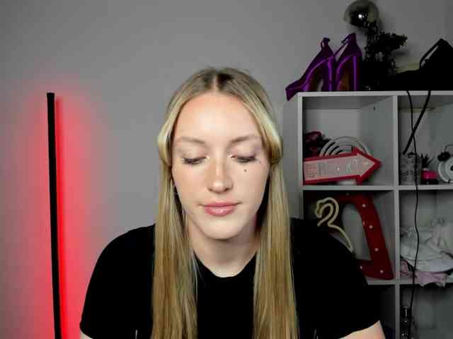 EvelynBlond26 webcam