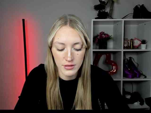 EvelynBlond26 webcam