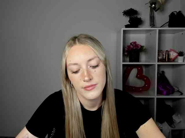 EvelynBlond26 webcam