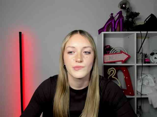 EvelynBlond26 webcam