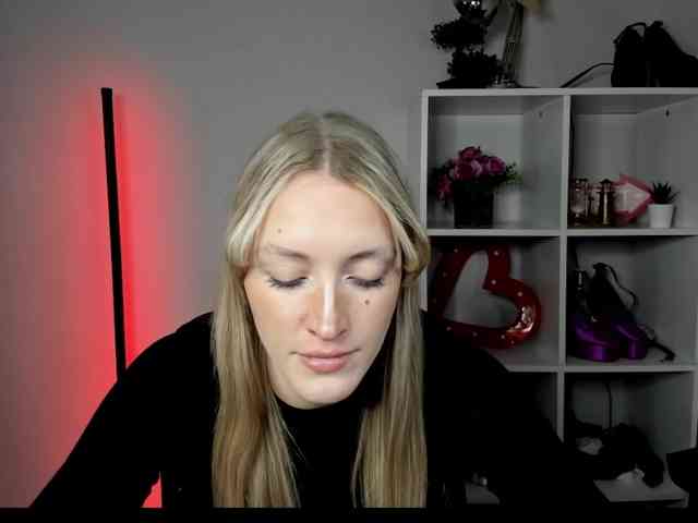 Model: EvelynBlond26