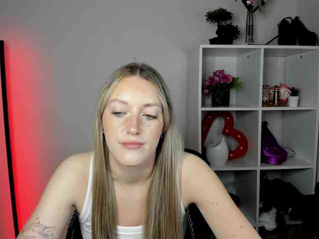 EvelynBlond26 webcam