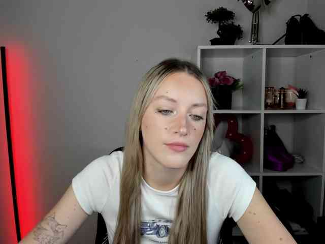 EvelynBlond26 webcam