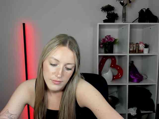 EvelynBlond26 webcam