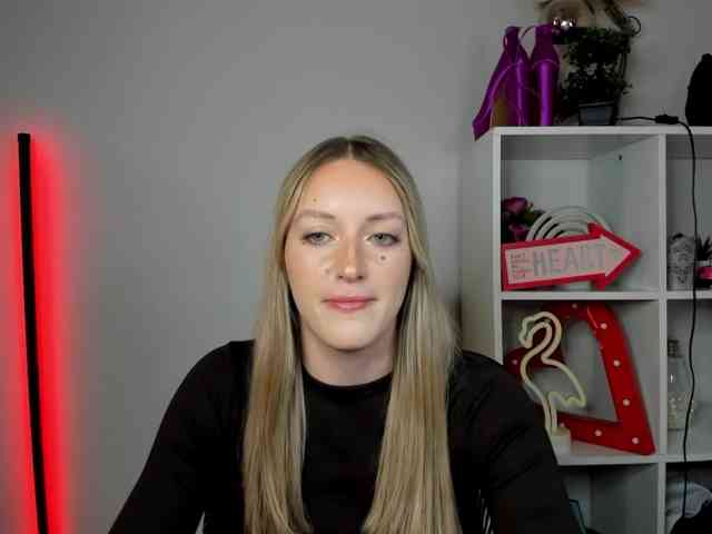 EvelynBlond26 webcam