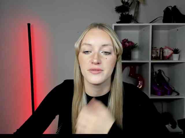 EvelynBlond26 webcam