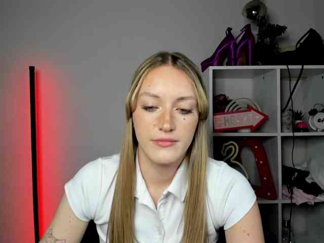EvelynBlond26 webcam