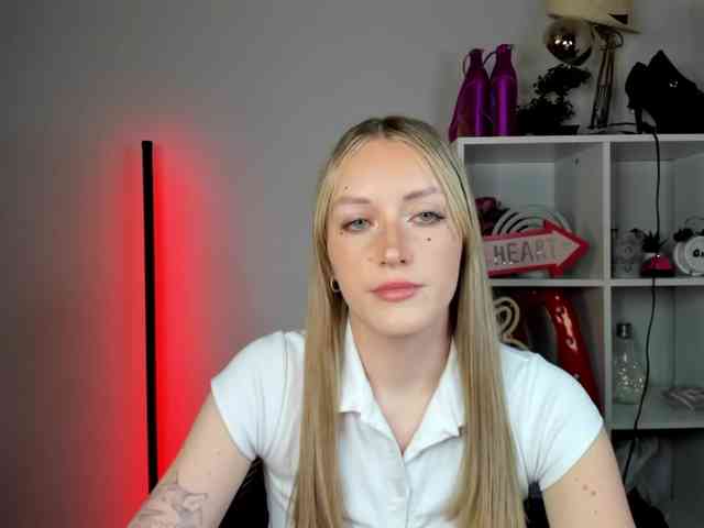 EvelynBlond26 webcam