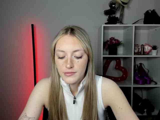 Model: EvelynBlond26