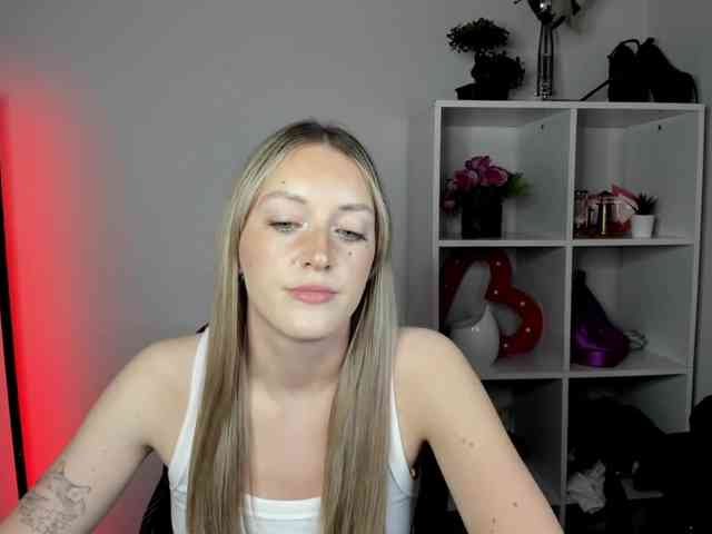 EvelynBlond26 webcam