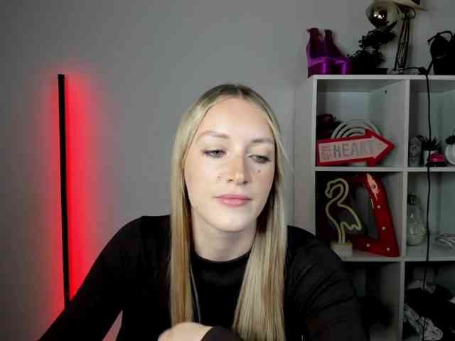 EvelynBlond26 webcam