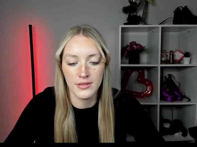 EvelynBlond26 webcam