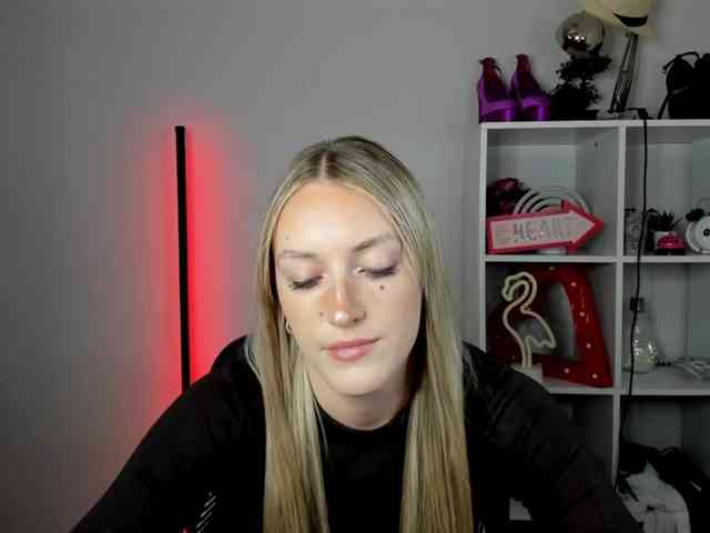 EvelynBlond26