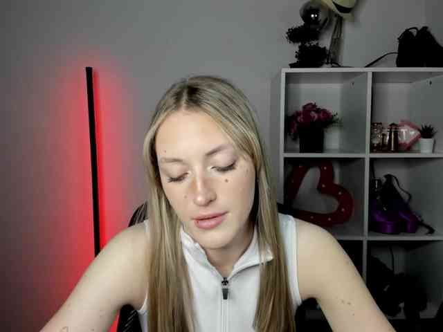 EvelynBlond26 webcam