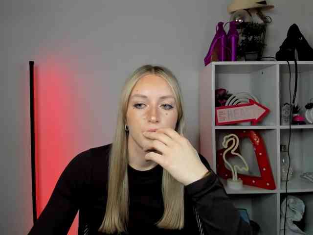 EvelynBlond26 webcam