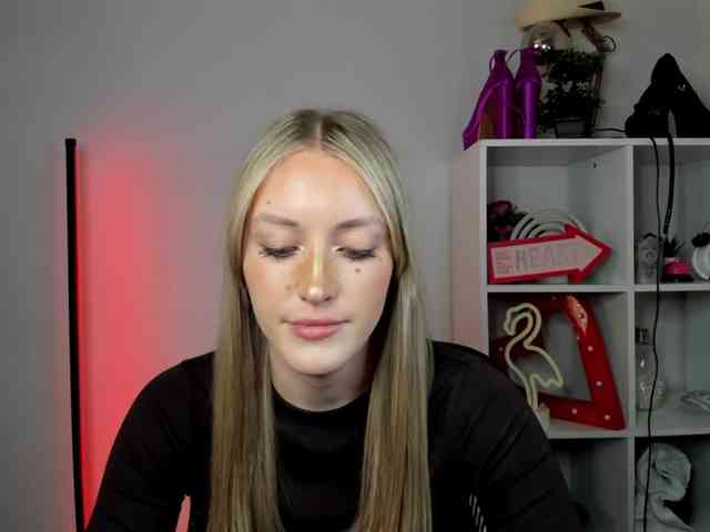 EvelynBlond26 webcam