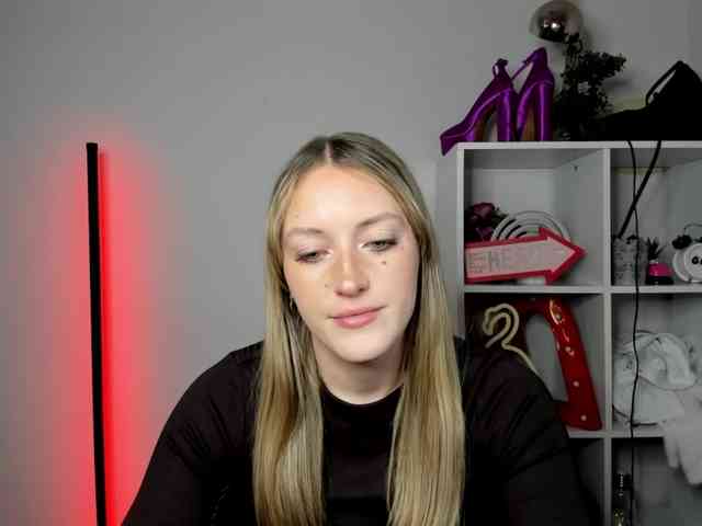 EvelynBlond26 webcam