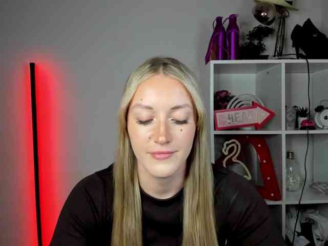 EvelynBlond26 webcam