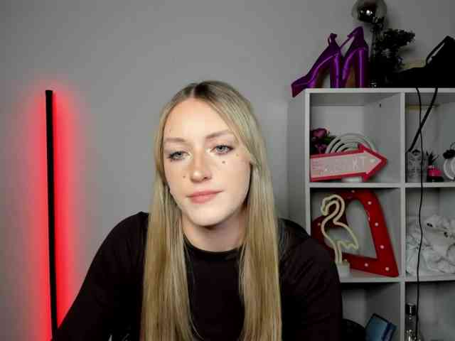 EvelynBlond26 webcam