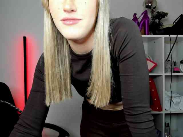 EvelynBlond26 webcam