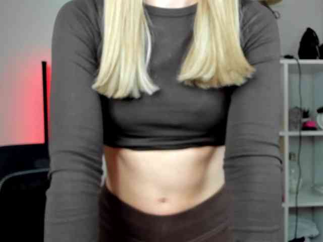 EvelynBlond26 webcam