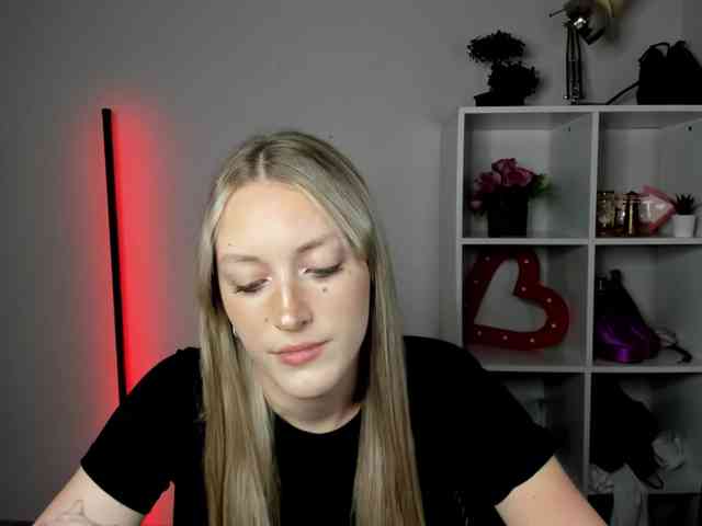 EvelynBlond26 webcam