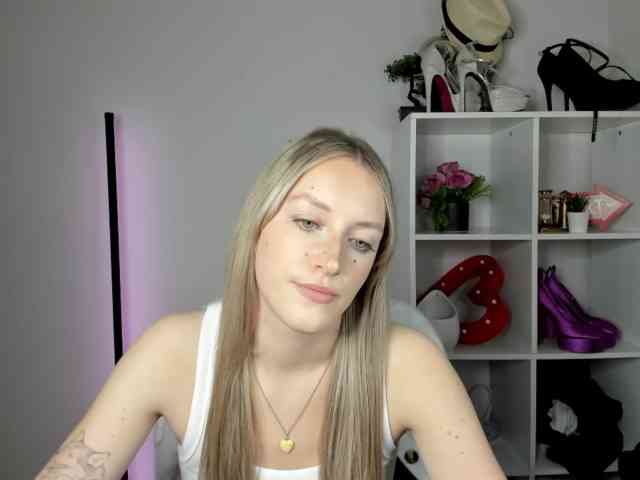EvelynBlond26 webcam