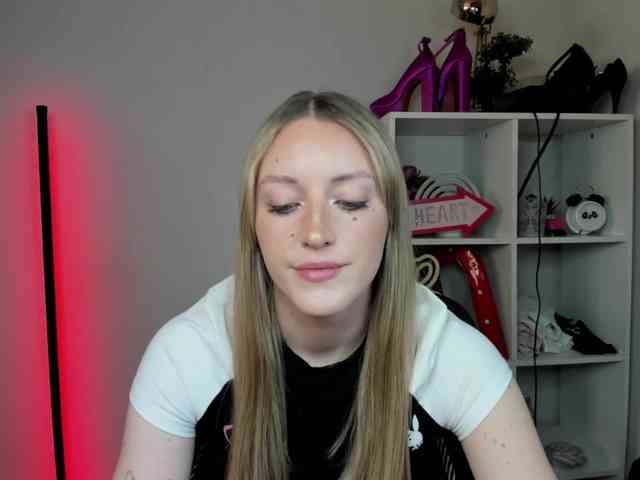 EvelynBlond26 webcam