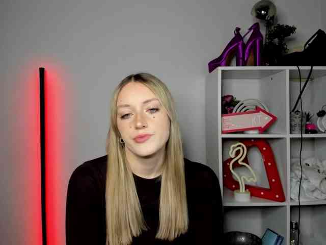 EvelynBlond26 webcam