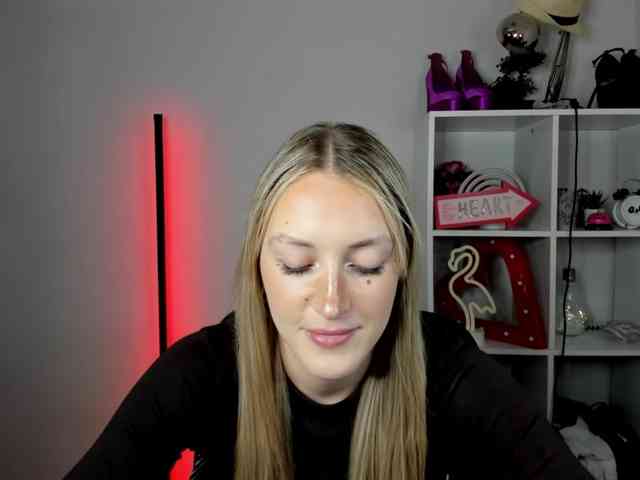 EvelynBlond26 webcam