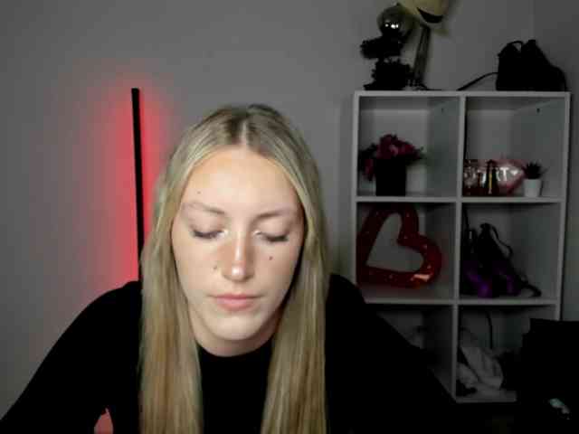 EvelynBlond26 webcam