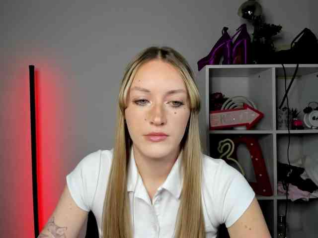 EvelynBlond26 webcam