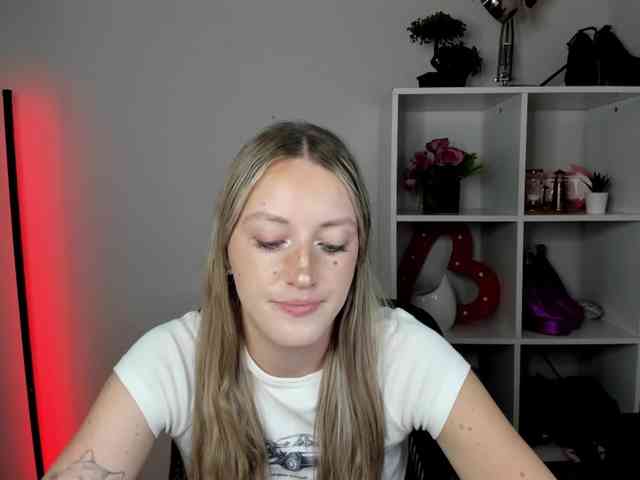 EvelynBlond26 webcam