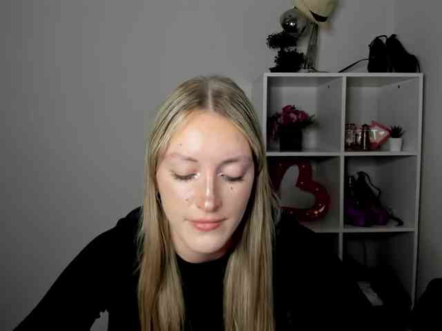 EvelynBlond26 webcam