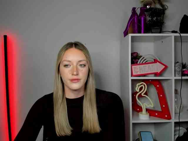 EvelynBlond26 webcam