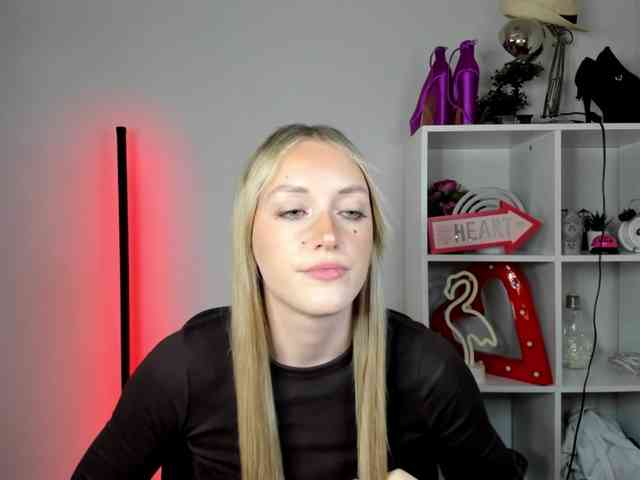 EvelynBlond26 webcam