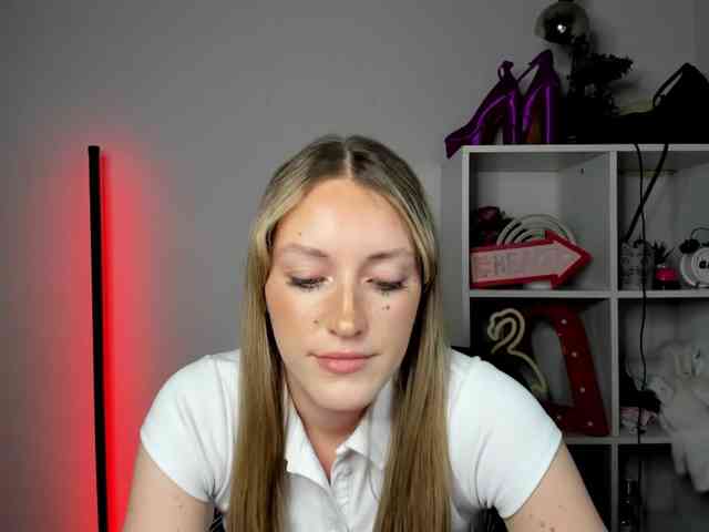 EvelynBlond26 webcam