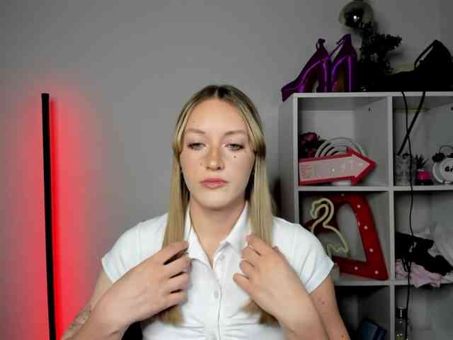 EvelynBlond26 webcam