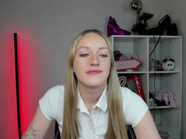 EvelynBlond26 webcam