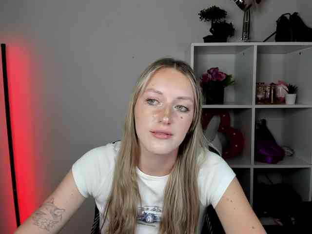 EvelynBlond26 webcam