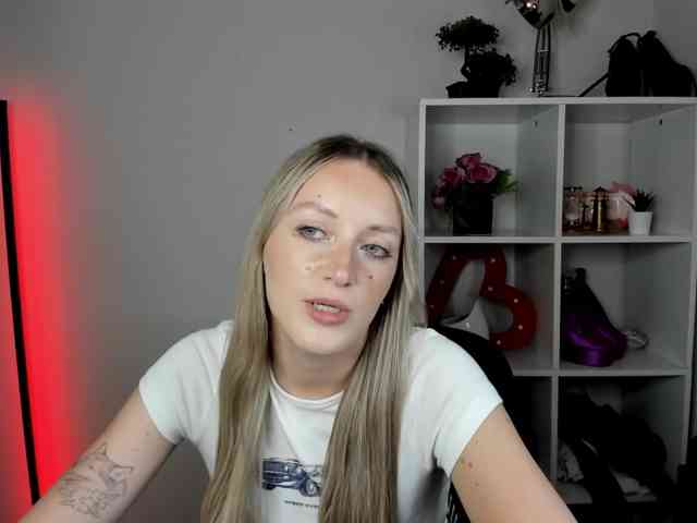 EvelynBlond26 webcam