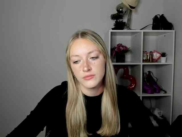 EvelynBlond26 webcam