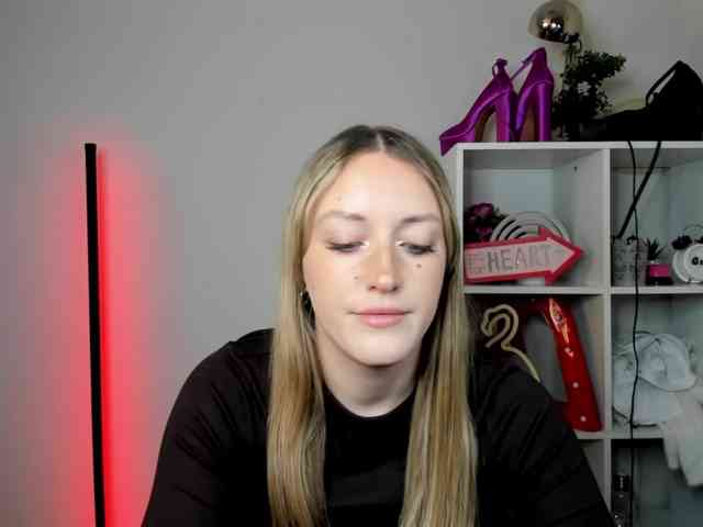 EvelynBlond26 webcam