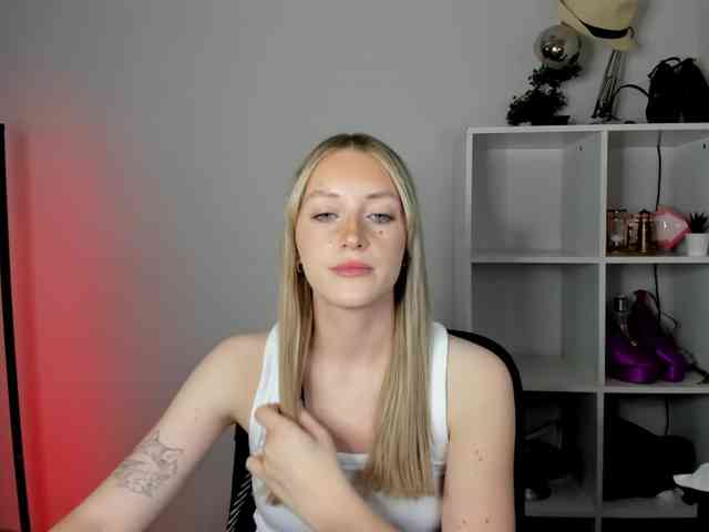 EvelynBlond26 webcam