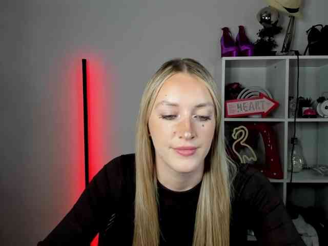 EvelynBlond26 webcam