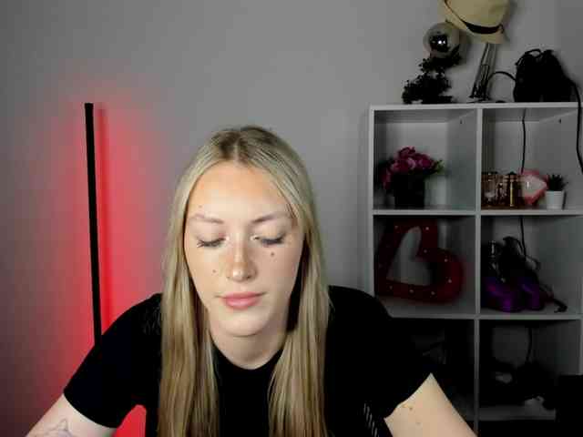 EvelynBlond26 webcam