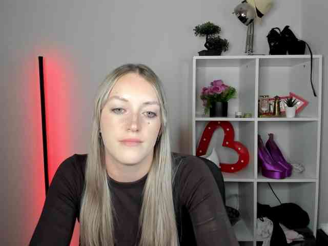 EvelynBlond26 webcam